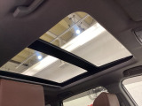電動パノラミックサンルーフ付きです。スイッチ操作で天井部がスライドし、広大なサンルーフが出現。ガラス部はさらに電動で開閉でき、チルトアップ機構も備えています。