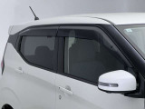 【サイドバイザー】雨の日も気にせず換気ができます。雨の日の喫煙時が非常に便利です。