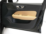 運転席ドアの全景です。キャビンを彩るすべてのものに、機能を形にした美しさが備わっています。