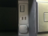運転席肘置きを開けるとUSB・電源ソケットが有ります
