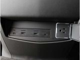 後席用のエアコンスイッチやドリンクホルダー、モニター用のポートが備わっております!