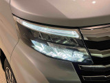 対象物が見やすく白く明るい光で夜間走行をサポートするフルLEDヘッドランプ(ロー/ハイビームオートレベリング機能付き・LEDクリアランスランプ付)を搭載
