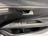 運転席側ドア。ボタンもシンプルで操作しやすいです。