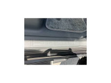 専用トレッドプレートがドライブへの期待感を高めてくれます。