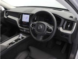 インストルメントパネルは僅かに運転席側へと傾けられているほか、余計なスイッチ類を可能な限り排し、運転に集中しやすい環境を造り出しています。