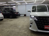 当店では専任のメカニックが大切なお客様のお車を一台一台丁寧に整備いたします。自社認証工場にてリフトアップし下回りまでキッチリ検査いたします。