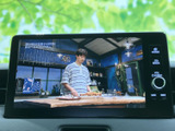 停車時にテレビ視聴が可能です。移動時間も有効活用して、エンターテイメントをお楽しみください。家族みんなで快適な時間を過ごせるでしょう。