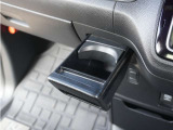 【フック】買い物袋やゴミ袋をひっかけるのに便利です。お近くのホンダカーズ総社までお越しください。