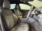メルセデスのシートは、少し硬めに出来ておりますので、長時間の運転でも疲れにくく、安全にドライビングをお楽しみ頂けます