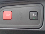 バンパー下部への足先操作でオープン可能なハンズフリー電動テールゲート装備。両手で荷物を抱えている時などでも、便利に使えます。