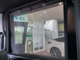 眩しさを和らげるサンシェードはサッと簡単に上げ下げが出来て大変便利です♪