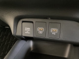 アクセサリーソケットはUSBのアダプターなどをつければ、スマホの充電にも使えます。横にはナビゲーション用の外部入力やスマートフォンなどの充電可能なUSB端子が1個づつついています。