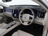 インストルメントパネルは僅かに運転席側へと傾けられているほか、余計なスイッチ類を可能な限り排し、運転に集中しやすい環境を造り出しています。