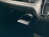 収納式ドリンクホルダーは運転席・助手席どちらからも使いやすい配置。日常使いに便利な収納スペースもしっかり確保しています。