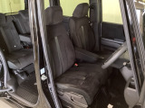 女性でも運転がしやすいように、シートの高さ調整機能(シートリフター)がついています。運転席と助手席の間が空いている為、助手席側への移動がスムーズです。交通量の多い道でも助手席側から乗り降りができます。