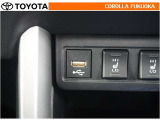 ポータブルオーディオなどの機器を接続して、車両のスピーカーで聞くことができます。