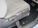 ◆シートハイトアジャスター◆運転席を上下に高さ調節ができます!運転ポジションを体格に合わせてシート調整できます。