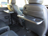 ■シートバックテーブル■運転席と助手席の背面に、休憩時に便利なテーブルを用意しております!