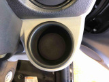 便利なドリンクホルダーが付いています。