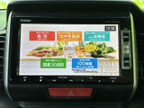 停車時にテレビ視聴を楽しめるTV画面を搭載。お子様連れのご家族にもおすすめです。安全のため、運転中の視聴はご遠慮ください。