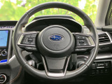 握り心地の良いステアリングホイール。操作系のスイッチが集中配置され、運転中の視線移動を最小限に抑え、安全性を高めます。