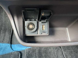 運転席 足元 充電スペース