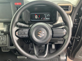 握りやすいステアリングホイールは、長時間の運転でも疲れにくい設計です。操作系の配置も工夫されており、ドライバーの利便性を追求しています。