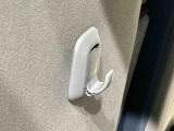 運転席&助手席の背面についたユーティリティフックには荷物がサッと掛けられます