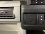 便利な充電用USBジャックも付いています。