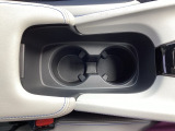 運転席/助手席どちらでも使えるカップホルダーです。