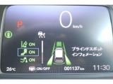 【ブラインドスポットインフォメーション】  走行中、ドアミラーの死角になりやすい箇所に後続車が接近すると、サイドミラーレンズに警告表示し、ドライバーに注意喚起をしてくれます。