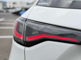 急ブレーキを後続車に知らせる、エマージェンシーストップシグナルを装備しています。