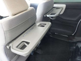◆シートバックテーブル◆フロントシートの背面に後席用のテーブルがついています。小物が置けて!カップホルダーもあります、ドライブ中や休憩時にも便利なテーブルです。