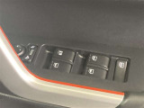 格納式リモコンドアミラーと、パワーウィンドウマスタースイッチです。車内の換気も運転席から簡単に行えます。