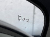 【ブラインドスポットモニター】走行中、ドアミラーの死角になりやすい箇所に後続車が接近するとサイドミラーのレンズに警告を表示!ドライバーに注意喚起をしてくれます。