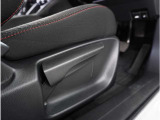 【運転席シートリフター】運転席シートリフターで座面を上げ下げできます。運転しても疲れにくい姿勢に調整できます。