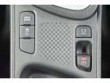 【電動パーキングブレーキ】パーキングブレーキは便利な電動式!ボタン一つで操作でき、アクセルを踏めば自動で解除されます、レバーやペダルが無いので運転席廻りもすっきりしますね
