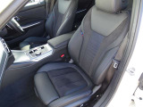 長時間の運転でも疲れにくく、オーナー様の事だけを考えて作成したBMWならではのとっておきのシートです。