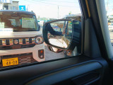 サイドアンダーミラーで運転席からの死角を減らし、少ない視線移動で安全を確認☆