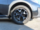右フロントタイヤです。純正17インチアルミホイールに225/60R17の組み合わせです。