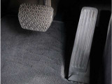 【オルガン式アクセルペダル】人間工学に基づいてオルガン式アクセルペダルを採用しております。運転時の疲労を軽減し、とっさのときの踏み間違いも起きにくくなります。