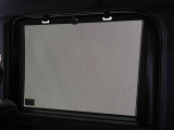 後席にお乗りの方が眩しくないように日差しを軽減する格納式リヤドアサンシェードが付いてます