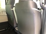 【座席シート】シート後側に便利な収納ポケットがあります。