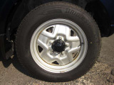 社外16インチスチールホイール付きです。タイヤサイズは175 80R16です。また、残り溝は7mmです。(タイヤはスタッドレスタイヤです。)