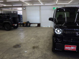 当店では専任のメカニックが大切なお客様のお車を一台一台丁寧に整備いたします。自社認証工場にてリフトアップし下回りまでキッチリ検査いたします。