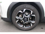タイヤサイズは225/55R18アルミホイールはブラックとクロームのコンビカラーとなっています。