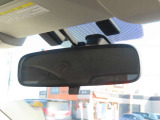 ルームミラーは防眩機能つきで、まぶしい車が来ても反射光を抑えてくれます。