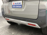 【後退時ブレーキサポート】リヤバンパーに4つの超音波センサーを内蔵し、車両後方にある障害物を検知。透明なガラスなども検知でき、コンビニの駐車場などでの衝突回避をサポートします。