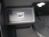 HDMI接続端子が助手席前のグローブボックス内にあります。 いろんなAVを楽しむことがでしますね。同乗者にとってもうれしい装備ですね(^^♪ 右側はドライブレコーダーの本体です。