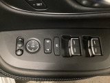 【パワーウィンドウスイッチ】ワンタッチで、パワーウインドウやドアミラーを操作できます。